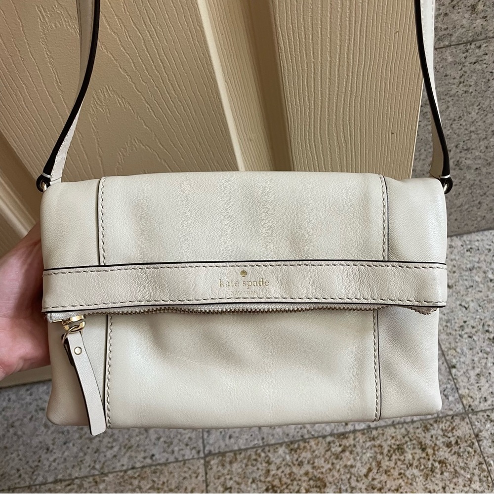 Cream-colored Kate Spade Side Bag Crossbody Purse